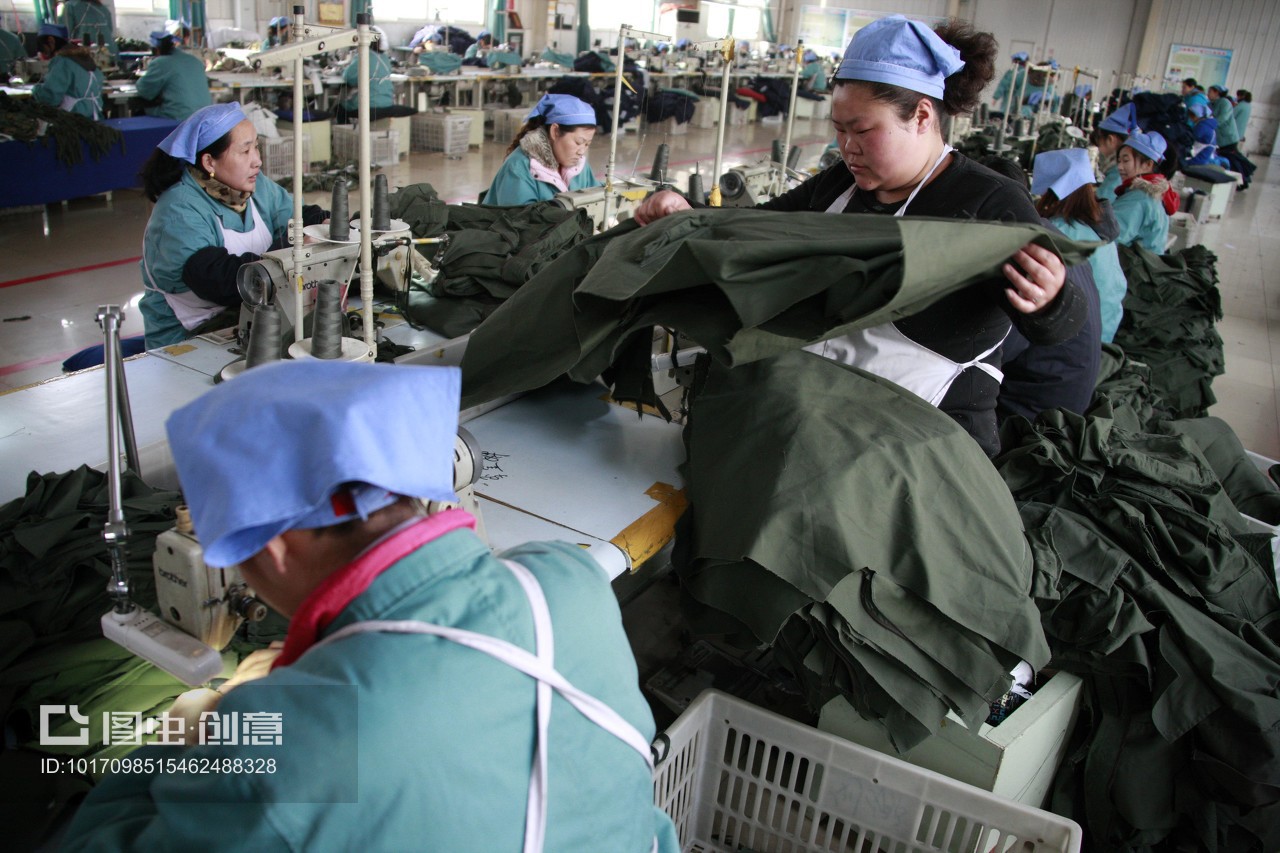 创意图片:安徽省淮北市秋艳服装厂的女职工在加工出口到欧美地区的服装产品。
